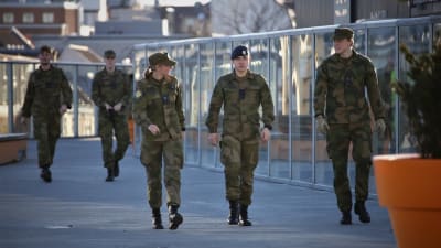 Nuoria sotilaita Nato Trident Juncture 18 -harjoituksessa Trondheimissa, Norjassa.
