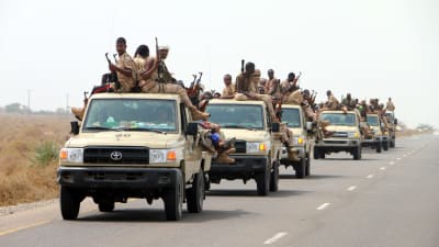 Trupper som hör till den Saudi-ledda koalitionen i Jemen väntar på att angripa Hodeidah.