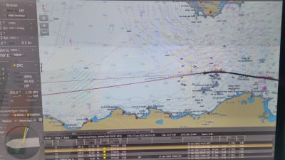 Bild av ett sjlkort på en skärm. På kartan syns Afrikas kust och ett streckj där Viking Glory åker. 