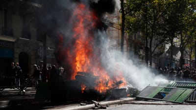 Bil brinner under demonstration i Paris 21.9.2019.