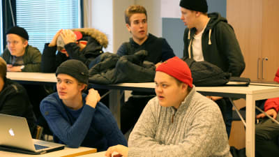Mattliden koulun oppilaita luokassa