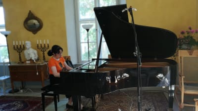 Den japanska pianisten Sae Iida vid flygeln i Korpo gårds festsal