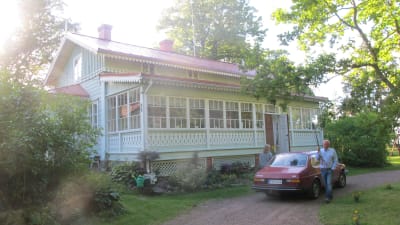 Kaspers röda Saab på gården till Villa Birka i Runsala i Åbo