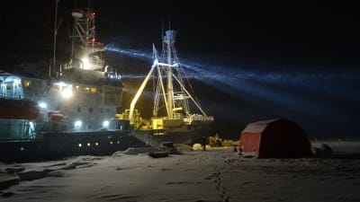 Forskningsfartyget Lance i snöstorm.