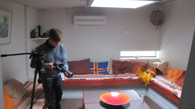 Fotograf Mikko filmar Stugor innifrån sommarstugan kallad Klostret.
