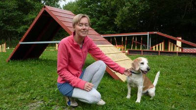 Christina Råstedt med sin hund på skolningsplanen för hundar i Ekenäs.