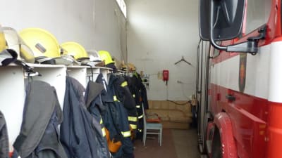 Längst bak är brandkårens sociala utrymmen, det vill säga soffan.