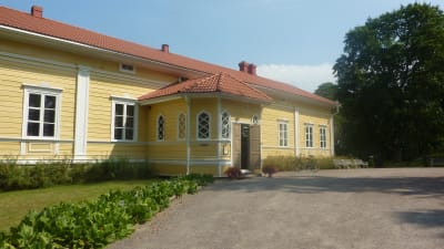 den herrgårdsliknande huvudbyggnaden vid lojo museum