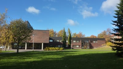 Kommungården i Ingå i höstväder.
