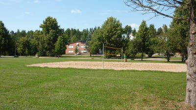 Volleybollsplan nära skolcentrum i Karis.