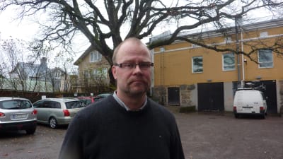 Jyrki Hakkarainen har nu befriats från tjänsten som utvecklingsdirektör i Raseborg.