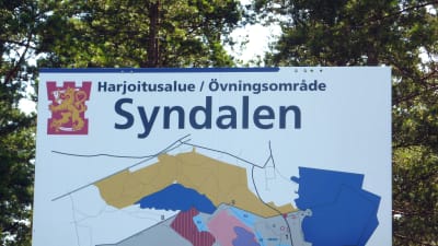 Platsbeskrivande skylt över övningsområdet i Syndalen i Hangö.