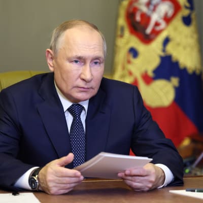 Rysslands president Vladimir Putin vid sitt skrivbord.