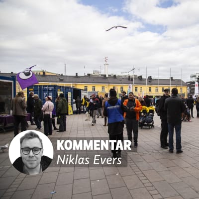 En bild av folk på ett torg med en banner på. I den står det "Kommentar: Niklas Evers" med en svartvit bild på Niklas Evers.