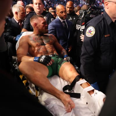 Conor McGregor bärs ut på bår med brutet ben,