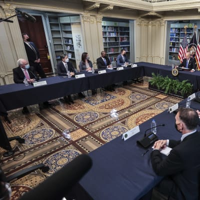  Joe Biden tapaamassa kauppaketjujen johtajia.