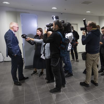 Puolustuksen asianajaja Kai Kotiranta antaa kommentteja medialle käräjäoikeuden K-kerroksessa. Viestikoekeskus-oikeudenkäynti, osapuolina Helsingin Sanomat ja Puolustusvoimat. Helsingin käräjäoikeus.