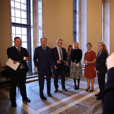Oppositionen på bild i riksdagen. 