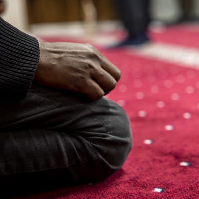 Mies rukoilee Suomen islamilaisen yhdyskunnan moskeijassa Helsingissä