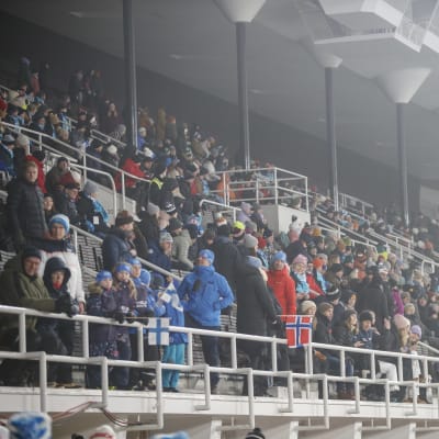 Yleisöä stadionsprintissä Helsingin olympiastadionilla.