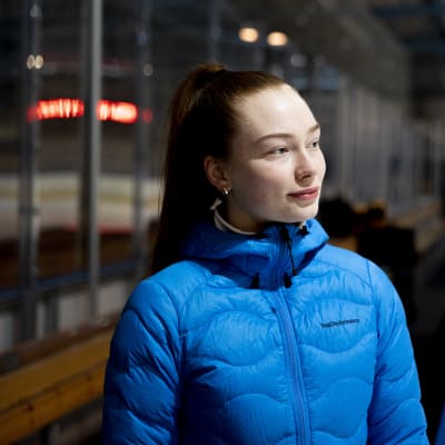 Jääkiekkoilija Sanni Rantala Riihimäen jäähallin vaihtoaitiossa.