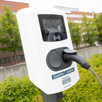 Virta-merkkinen sähköauton latauspiste Tampere-talolla.