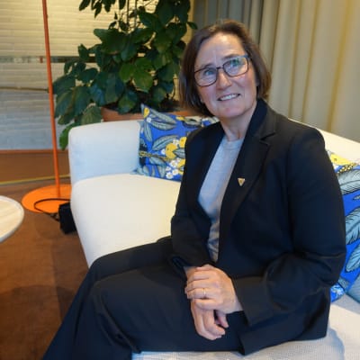 Arcadas rektor och vd Mona Forsskåhl sitter i en soffa på Hanaholmen kulturcentrum för Sverige och Finland