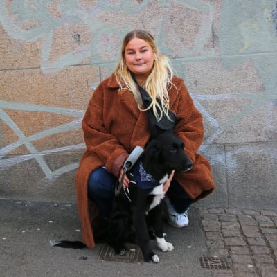 Sarah Klang med sin hund Jack