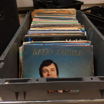 LP-skivor i en låda i Strömborgska skolans musiksal.