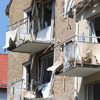 Söndriga balkonger efter explosion. 