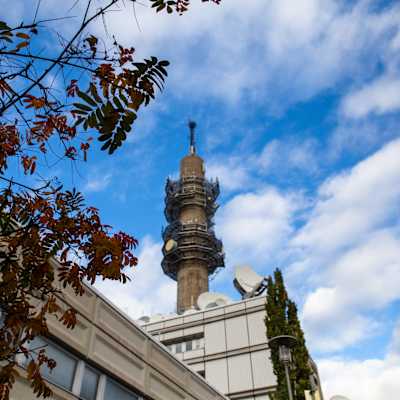 Ylen linkkitorni pihalta kuvattuna 13.10.2020.