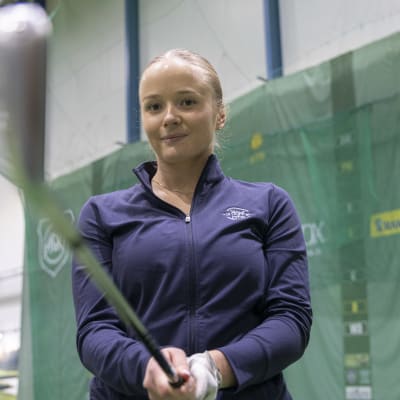 19-vuotias hämeenlinnalainen naisgolfari Kerttu Hiltunen harjoittelee lyöntejä Pullerin harjoitushallissa.