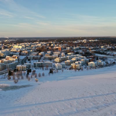 Rovaniemen Lainaanranta talvella ilmasta kuvattuna.