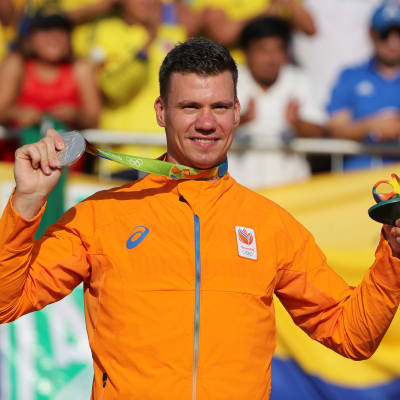 Jelle van Gorkom visar upp sin medalj