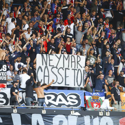 PSG-anhängarna visar upp ett plakat som uppmanar Neymar att lämna.