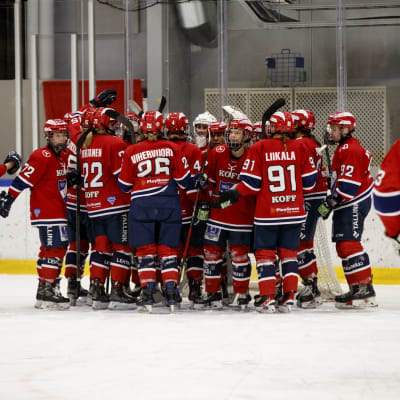 HIFK-spelare jublar.