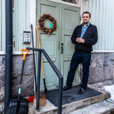 Jan-Erik Andelin vid en ytterdörr.