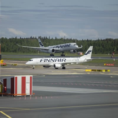 Finnairin lentokoneita Helsinki Vantaalla.