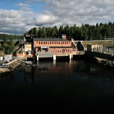 Leppikosken voimalaitos Paltamossa kuvattu eteläpuolelta droonilla.