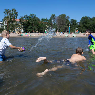 Lapsia uimassa rantavedessä, Lauttasaaren uimaranta, Helsinki, 18.7.2018.
