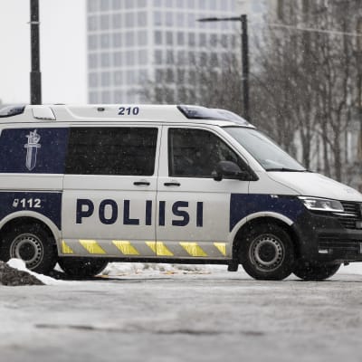 Poliisiajoneuvo vartioi Pasilan Poliisitalo 1 edessä.
