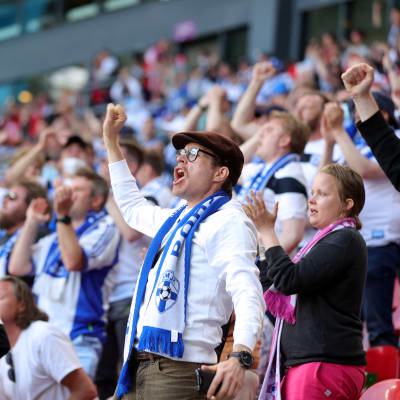 Finländska supportrar under EM-premiären 2021.