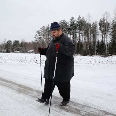 Pohjoiskarjalainen Mikko kävelee ulkona talvipäivänä.