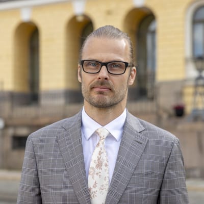 Finansministeriets budgetchef Mika Niemelä poserar utanför Statsrådsborgen. 