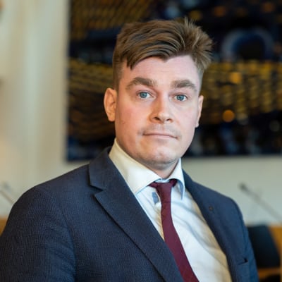 Ilkka Sasi (kok.) Tampereen kaupuginvaltuuston istuntosalissa.