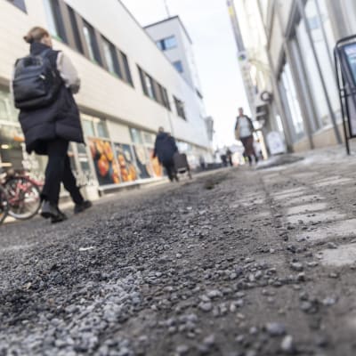 Hiekkaa jalkakäytävällä Kuopiossa.