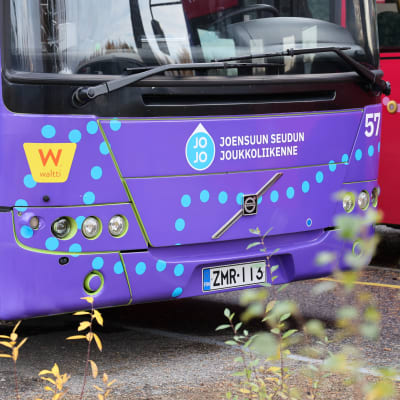 Joensuun paikallisliikenteen bussin keula jossa näkyy JoJo-logo.