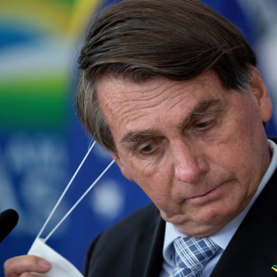 Presidentti Jair Bolsonaro poisti maskin kasvoiltaan kesiviikkona, kun hän alkoi puhua tiedotustilaisuudessa.