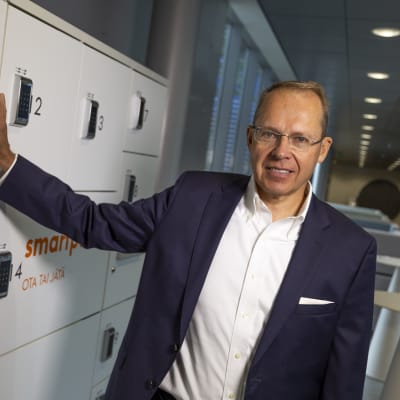 Posti Groupin toimitusjohtaja Heikki Malinen pakettiautomaatin vieressä Posti Groupin pääkonttorissa Helsingissä.