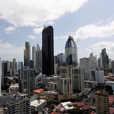 Maisema Panaman pankkikeskuksesta. Kuvan keskellä on rykelmä pilvenpiirtäjiä, joista korkein on mustanpuhuva.